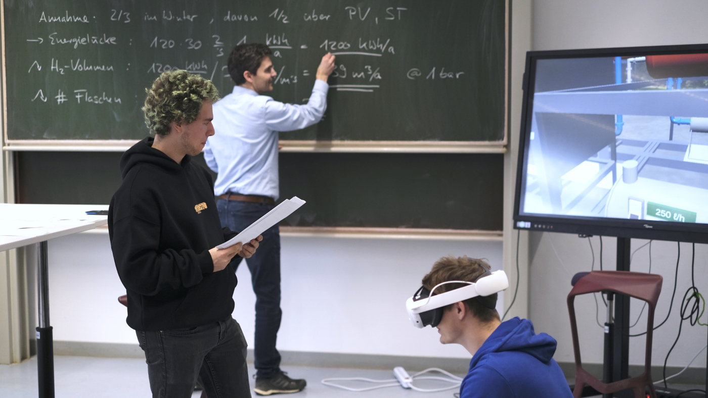 RWU - Lehren und Lernen in virtueller Realität: Studierende tauchen in VR ein und arbeiten mit und an einer virtuellen Elektrolyseanlage zur Gewinnung von Wasserstoff. 