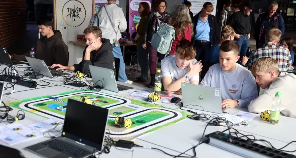 Schüler programmieren bei der Code Week der RWU