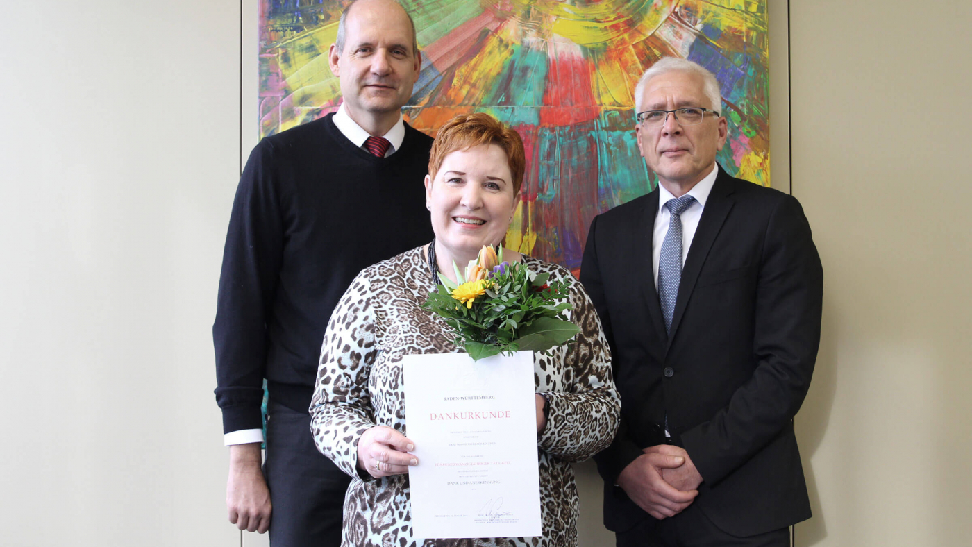 Hochschulrektor Prof. Dr. Thomas Spägele (links) und der Kanzler Henning Rudewig gratulierten gemeinsam Margit Eberbach-Kollmus zum Dienstjubiläum
