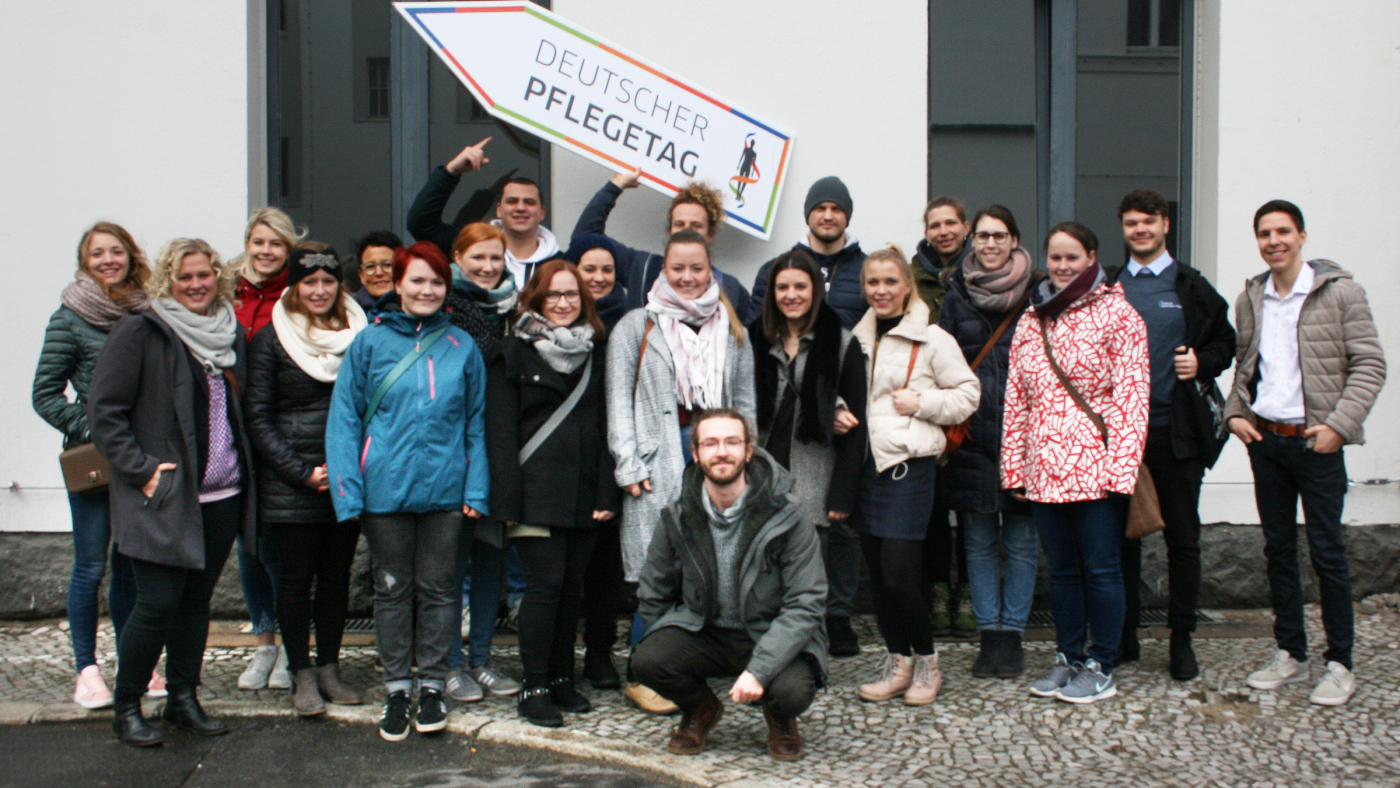 Gruppenbild mit allen Studierenden, die mit zum Pflegetag nach Berlin gefahren sind.