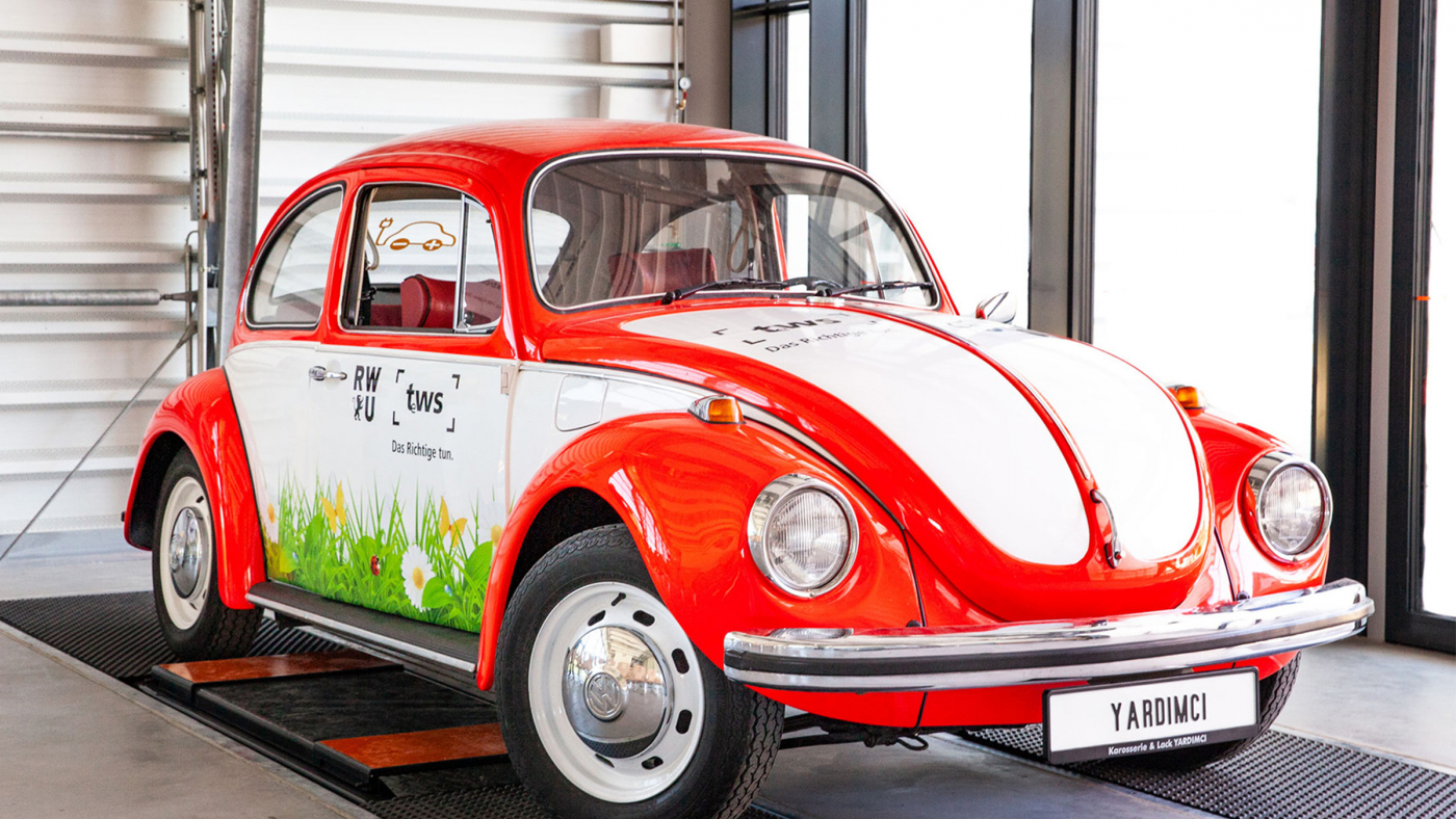 Zwei Studenten der RWU und ein Auszubildender der tws haben den VW Käfer zum Elektroauto umgerüstet
