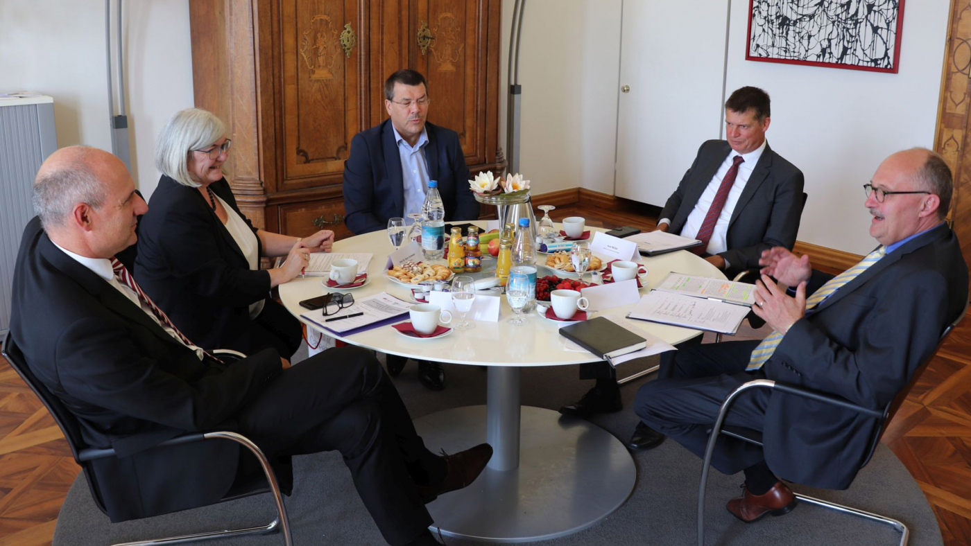 Die drei Hochschulrektoren im Gespräch mit dem Bundestagsabgeordneten Axel Müller und Staatssekretär Dr. Michael Meister