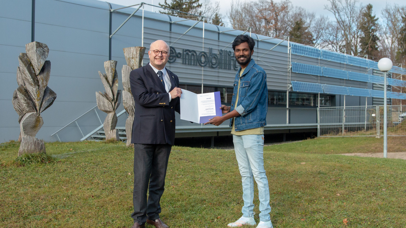 Professor Dr. Michael Pfeffer überreicht Subayogesh Vivekanandan die Urkunde für den DAAD-Preis 2021 für internationale Studierende an der Hochschule Ravensburg-Weingarten.