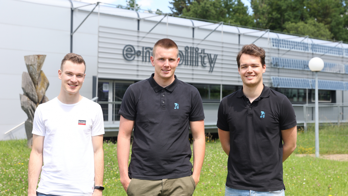 Die ersten Absolventen der Ausbildung im Rahmen des ausbildungsintegrierenden Maschinenbaustudiums an der Hochschule Ravensburg-Weingarten