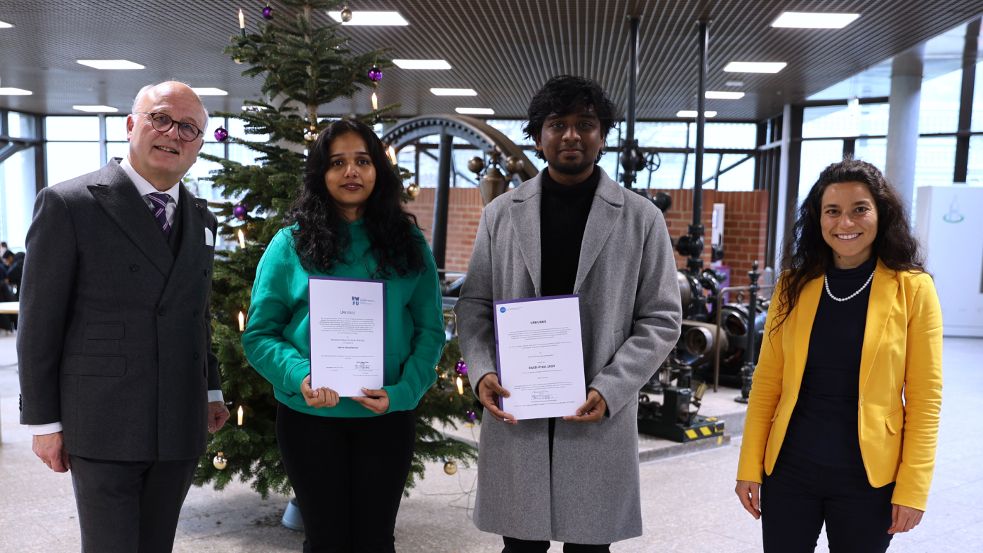 RWU, Übergabe DAAD-Preis und International Student Award für das Jahr 2023 an zwei indische Studierende durch Prof. Dr. Michael Pfeffer