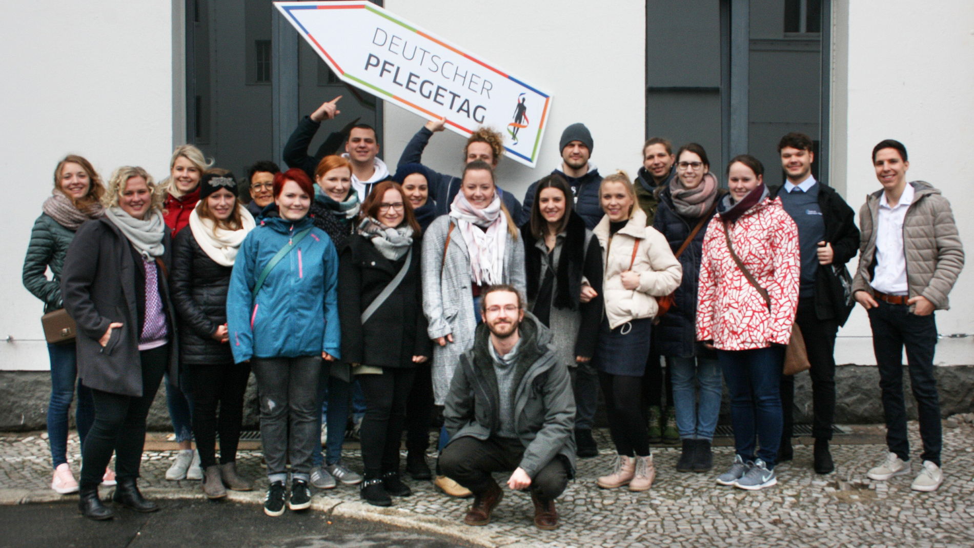 Gruppenbild mit allen Studierenden, die mit zum Pflegetag nach Berlin gefahren sind.