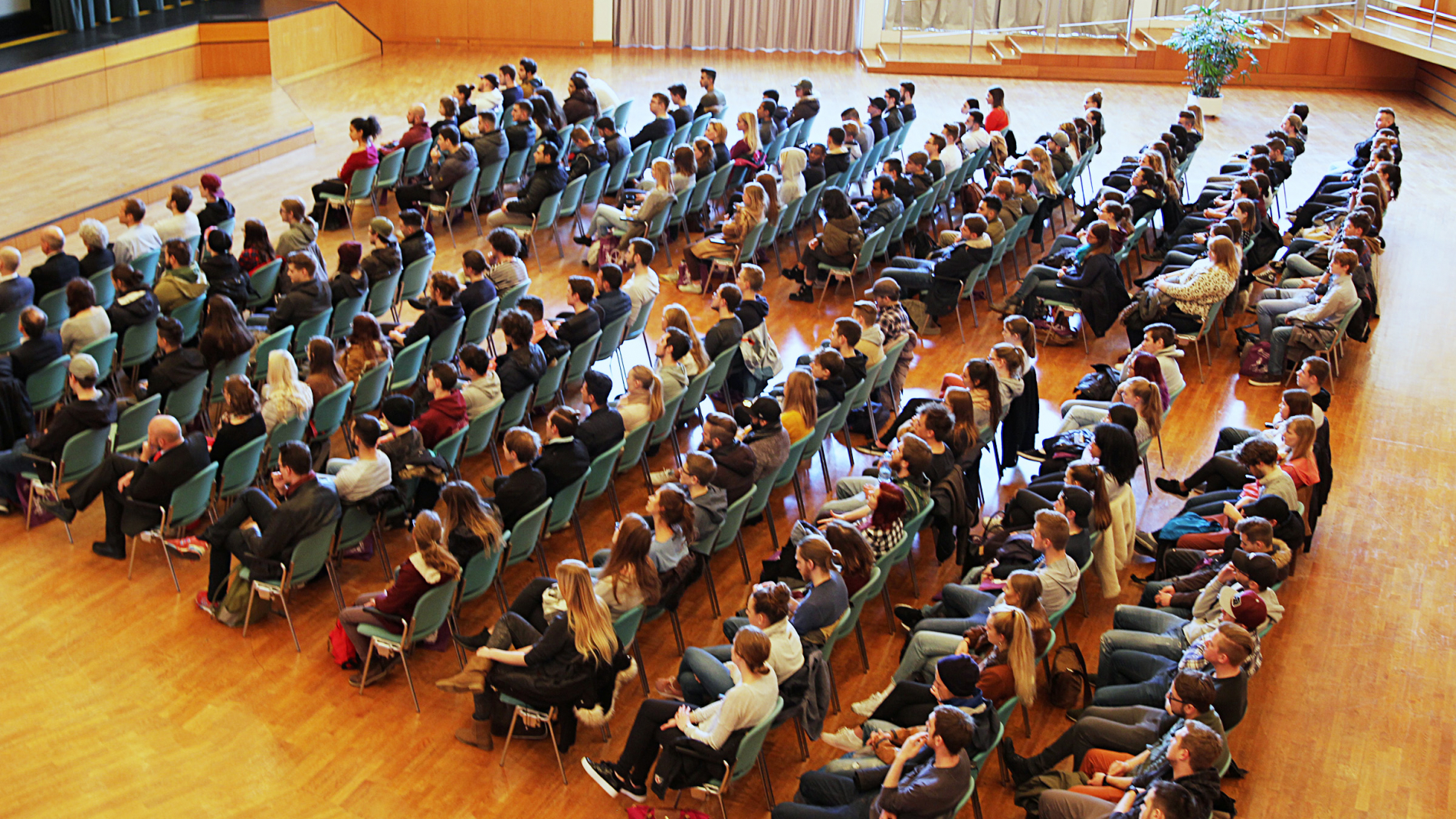 Die neuen Studierenden sitzen im großen Saal des Kultur- und Kongresszentrums Weingarten.