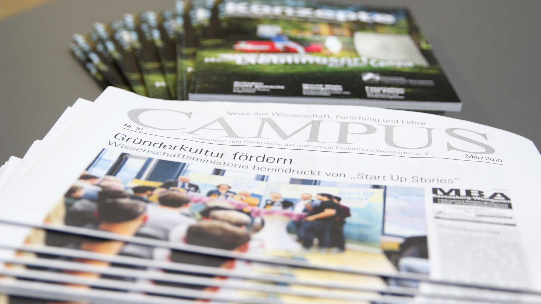 Die Campus News und das Magazin Konzepte liegen auf einem Tisch.