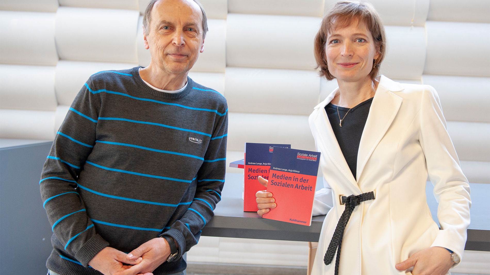 Professorin Dr. Anja Klimsa (links) und Professor Dr. Andreas Lange haben gemeinsam ein Lehrbuch mit dem Titel „Medien in der Sozialen Arbeit“ veröffentlicht.