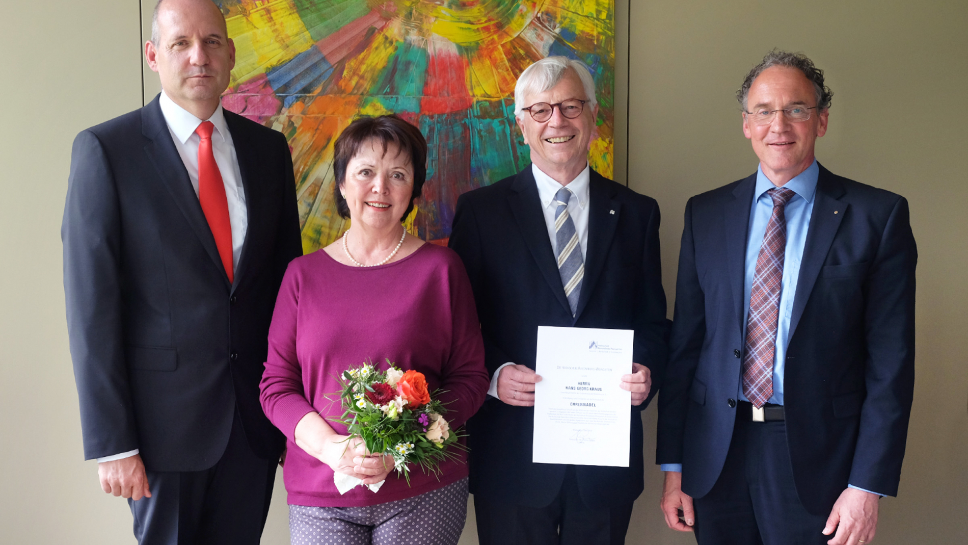 Hans Georg Kraus erhält die Ehrennadel der Hochschule von Professor Dr. Thomas Spägele.
