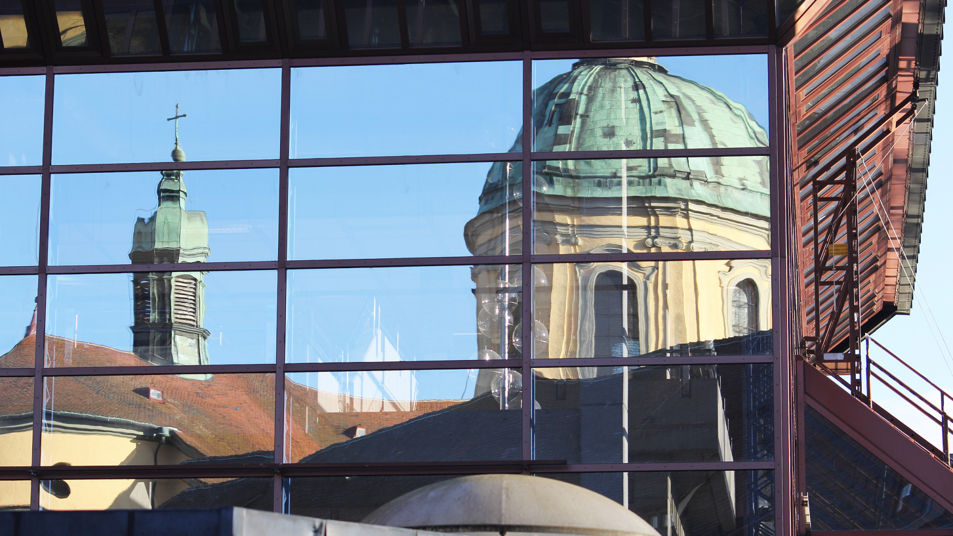 Basilika spiegelt sich in der Fassade des Naturwissenschaftlichen Zentrums