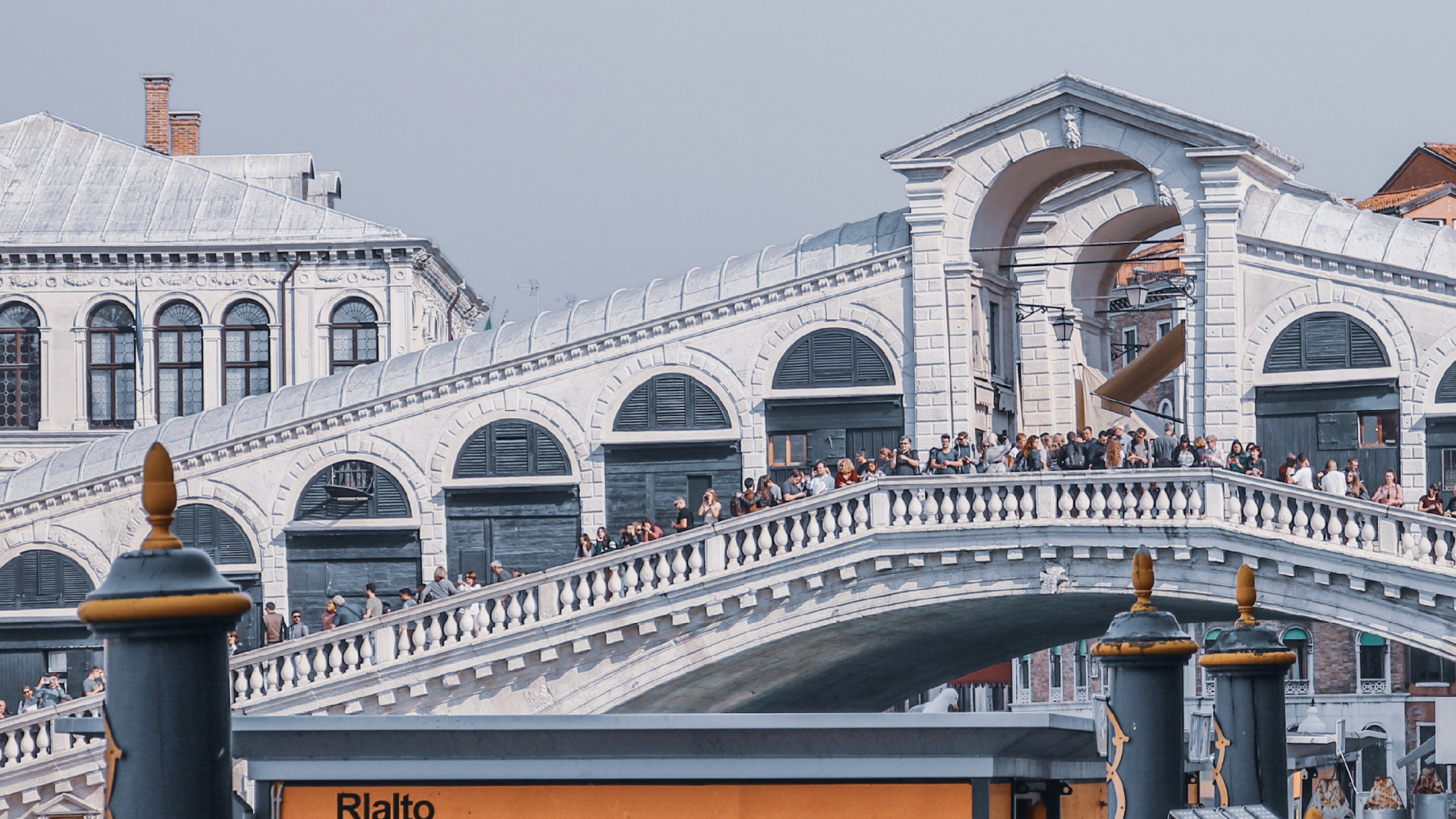 Die überfüllte Rialtobrücke in Venedig als Symbol für den Overtourism