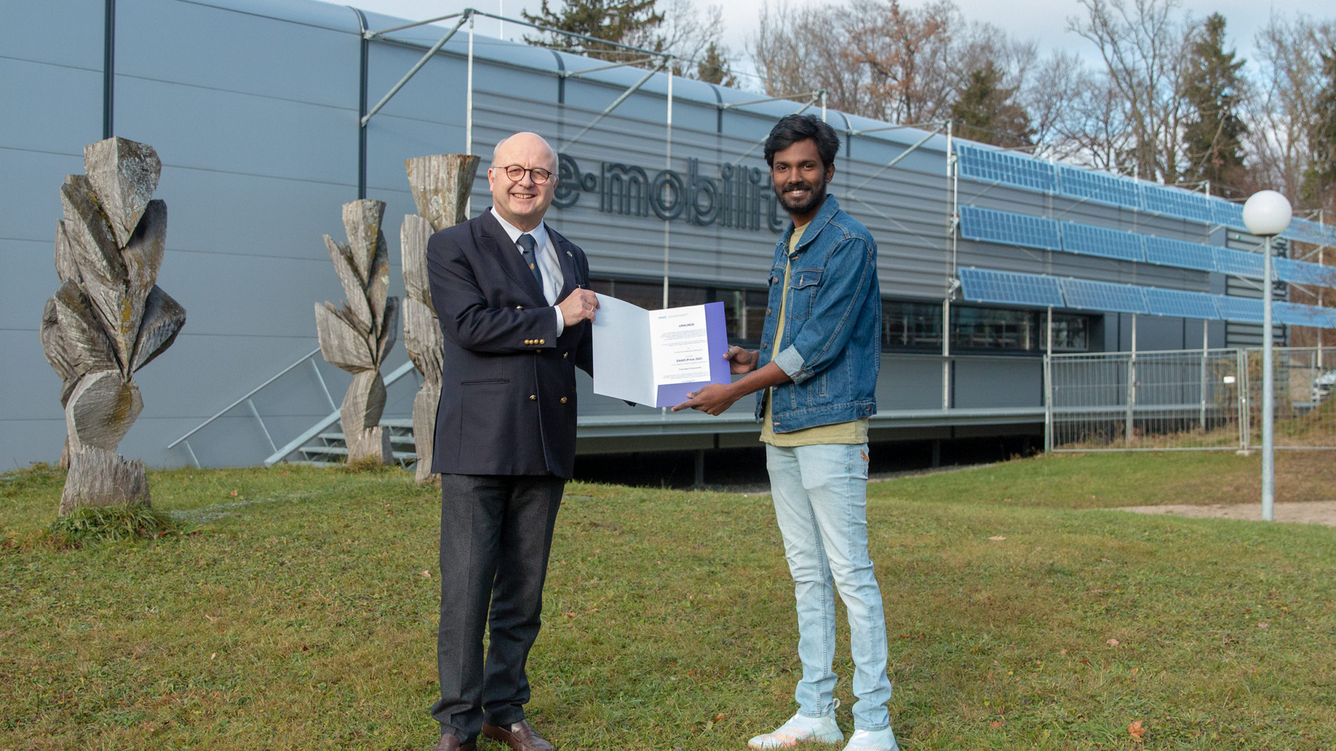 Professor Dr. Michael Pfeffer überreicht Subayogesh Vivekanandan die Urkunde für den DAAD-Preis 2021 für internationale Studierende an der Hochschule Ravensburg-Weingarten.