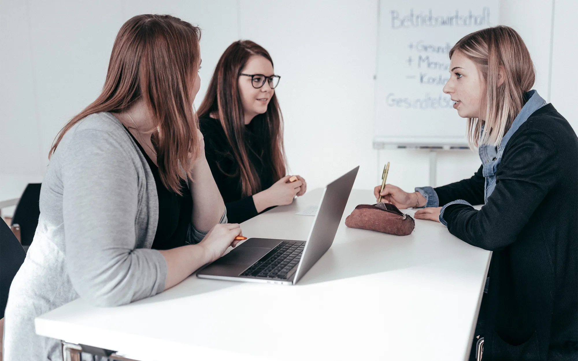 Studentinnen bei Projektarbeit.