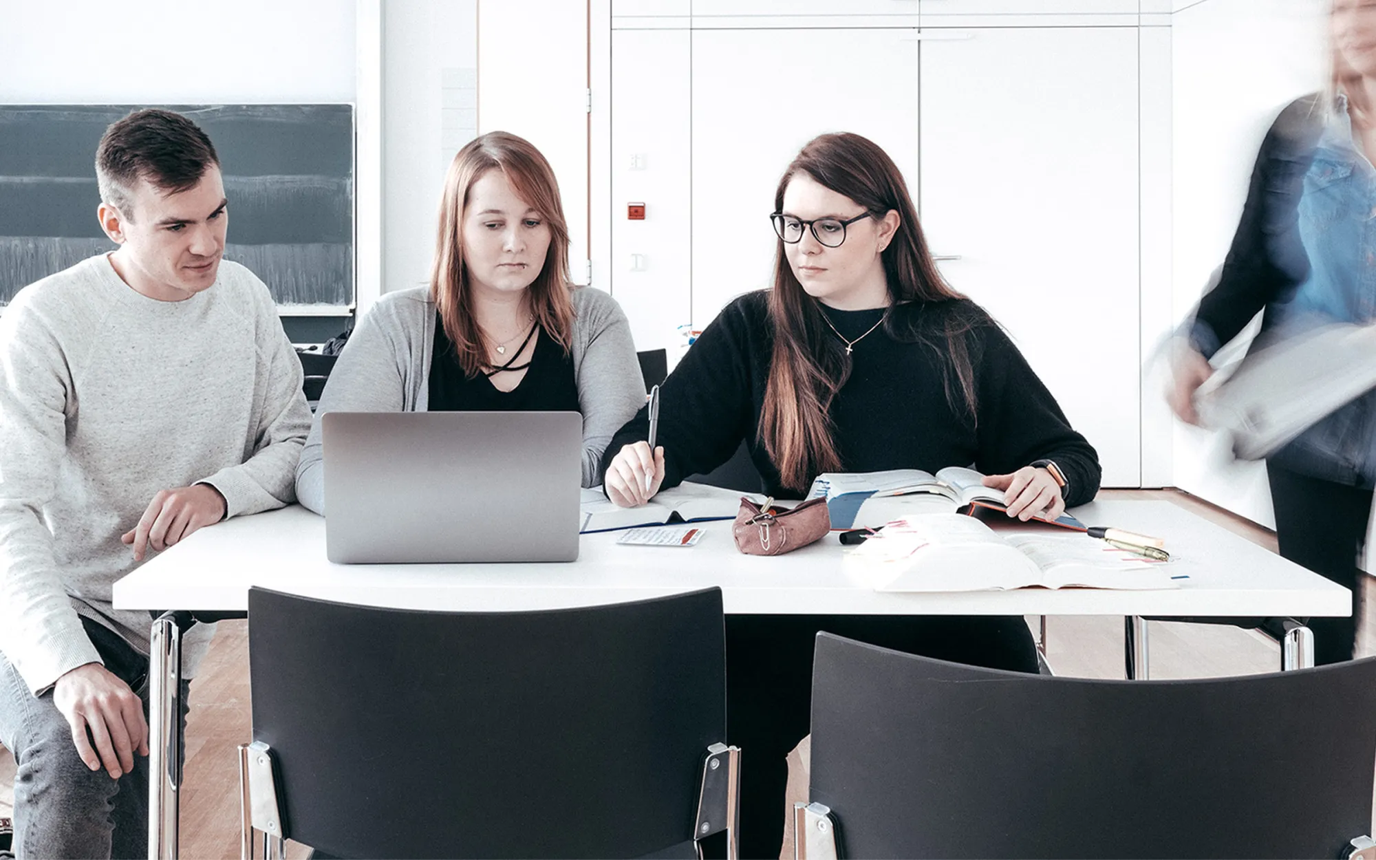 Studierende bei Gruppenarbeit.