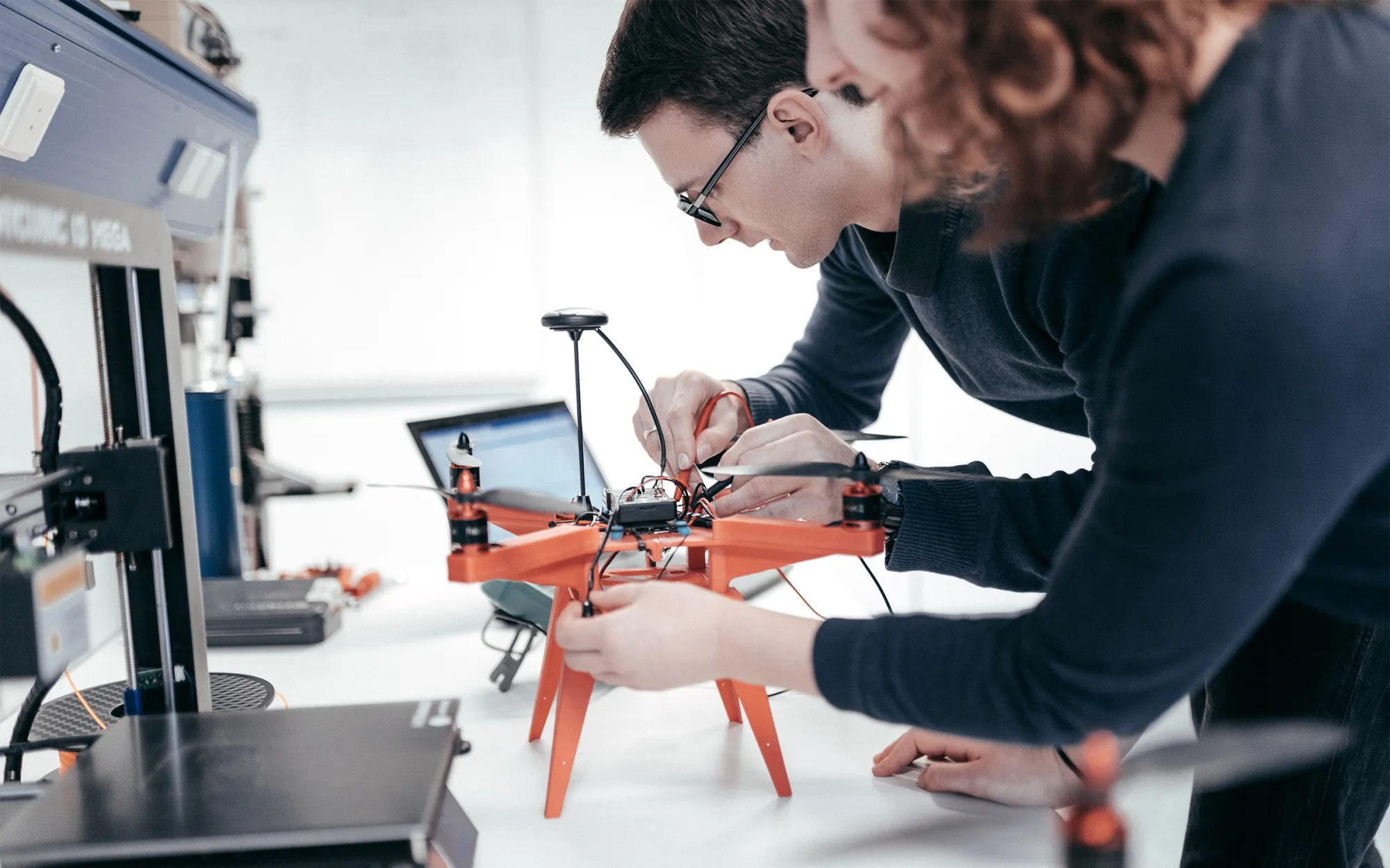 Studierende mit Quadrokopter.