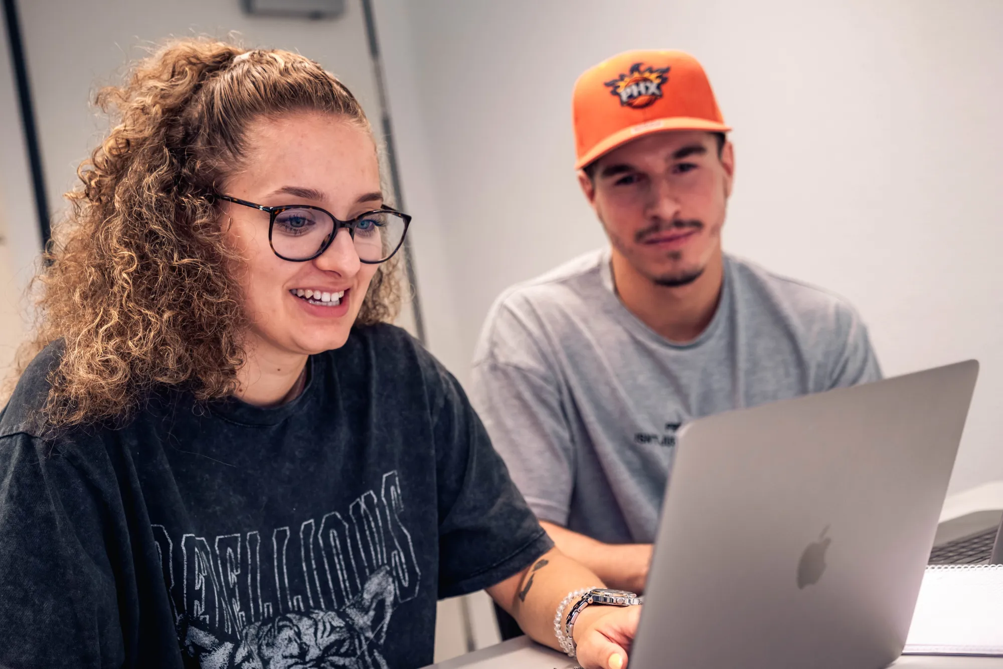 Studentin und Student schauen in einen Laptop