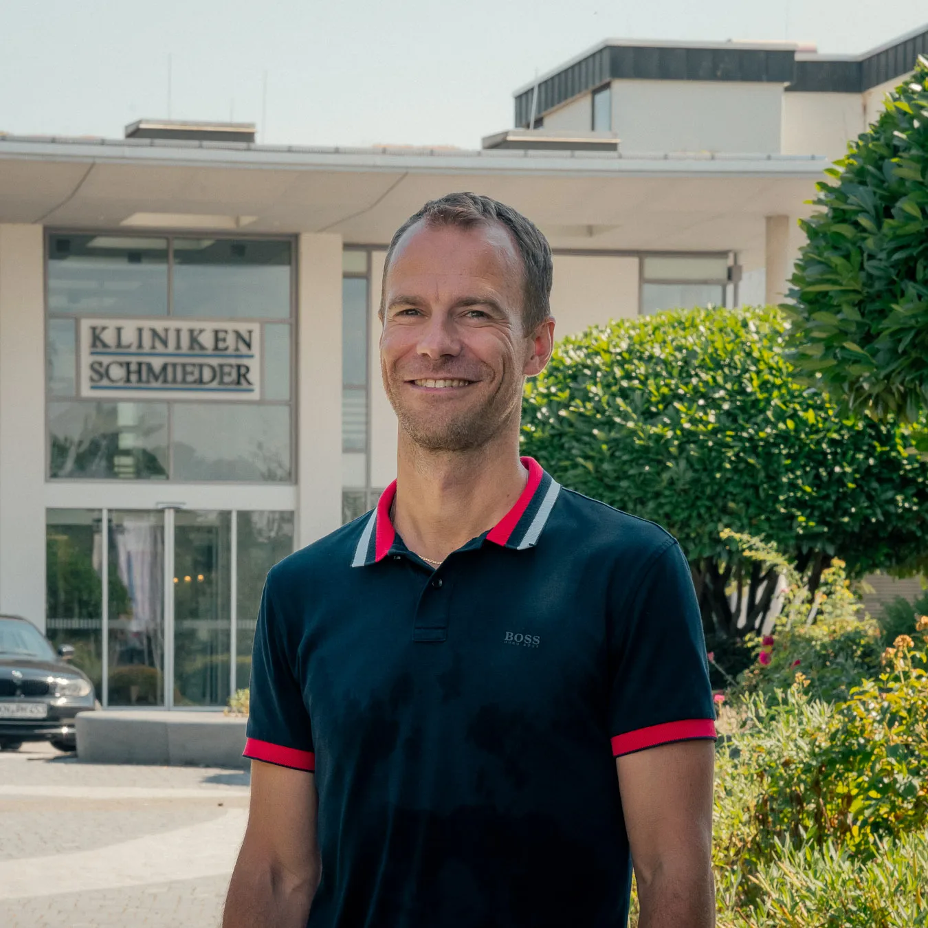Tobias Aurig steht vor dem Gebäude der der Kliniken Schmieder 