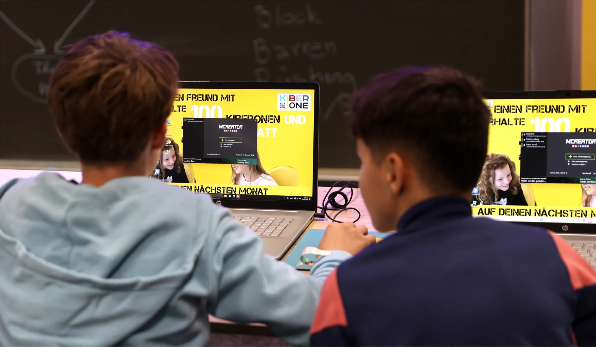 Schüler programmieren etwas für Minecraft 