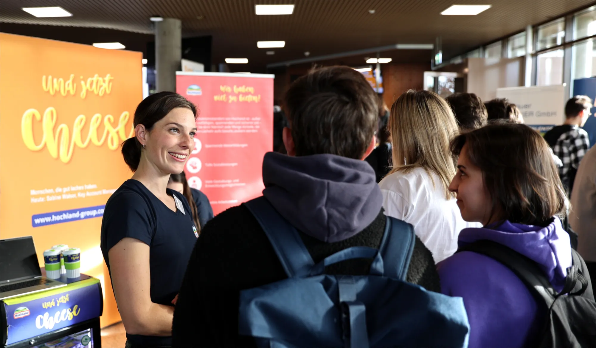 Gespräch zwischen Ausstellerin und Studierenden 