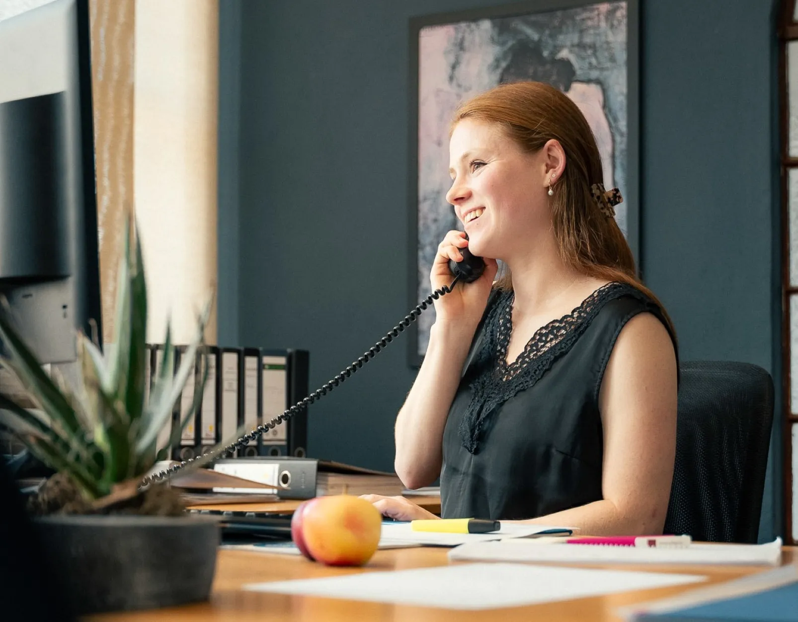 Emelie Wagner MSG Absolventin am Telefon