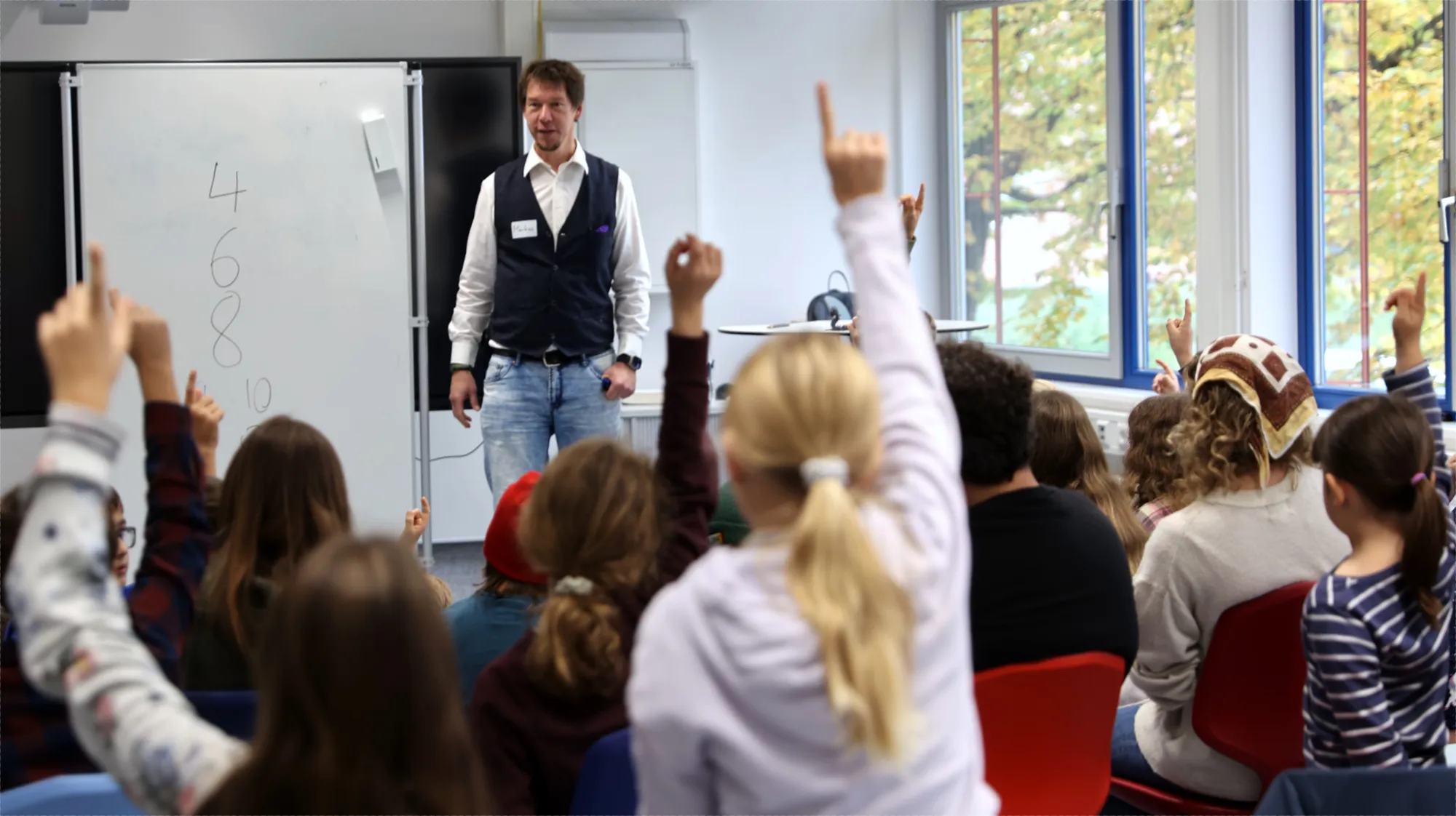 Kinder hören beim Vortrag von Prof. Pfeil während des Hochschulkindervormittags 2024 zu.
