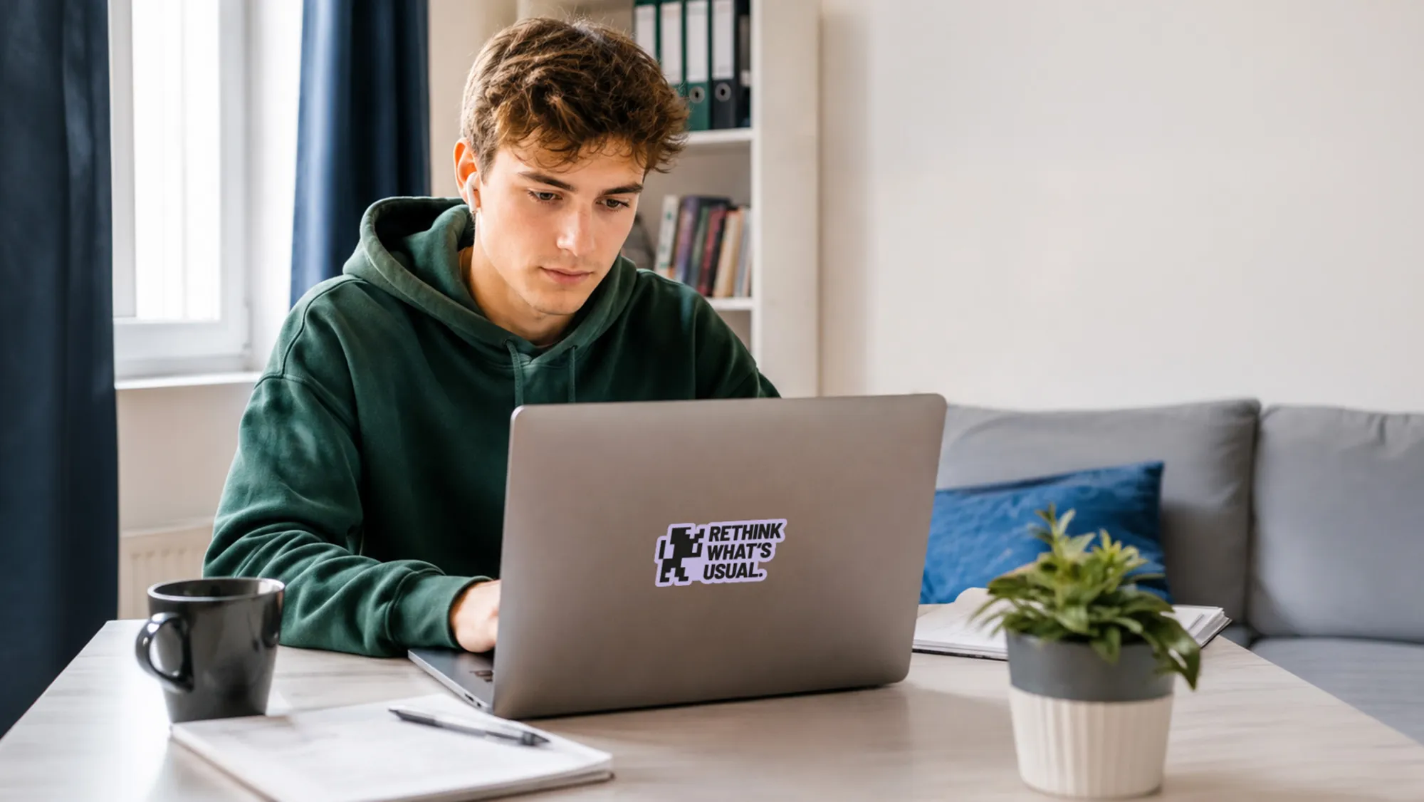 Ein RWU-Student in Weingarten sitzt an seinem Schreibtisch im Wohnheim vor dem Laptop.