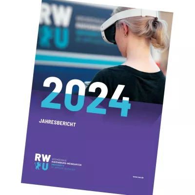 Junge Frau mit VR-Brille auf der Titelseite des RWU-Jahresberichts