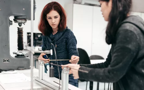 Studenten im Labor Maschinenbau.