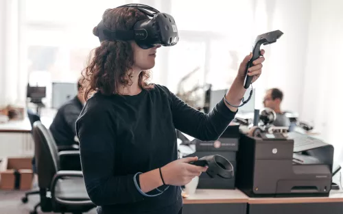 Studentin mit VR-Brille.