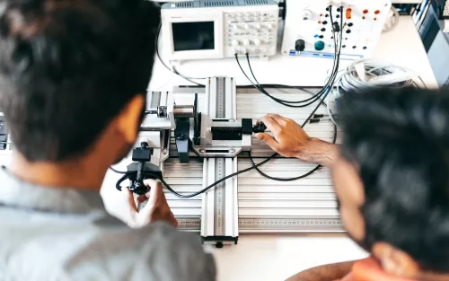 Studierende im Elektrotechnik-Labor.