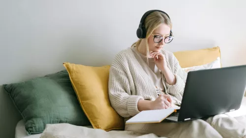 Schülerin/ Studentin lernt am Computer