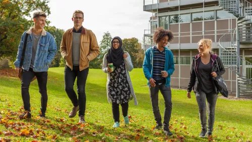 Studierende auf dem Campus
