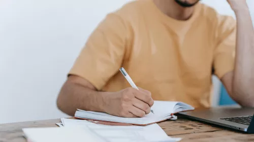Student schreibt in ein Heft