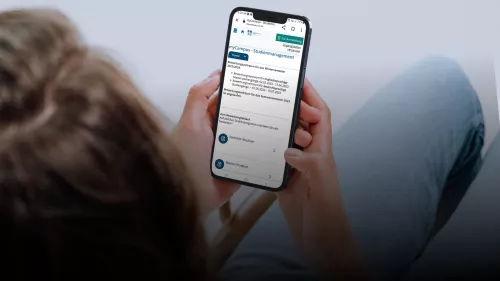 Studentin öffnet die My Campus Internetseite auf dem Smartphone