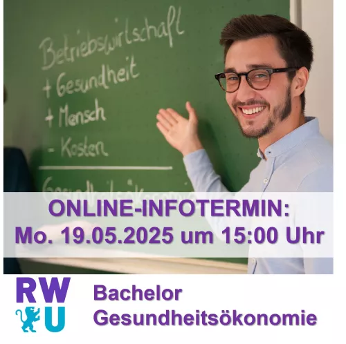 Mann zeigt auf Tafel und weist auf Termin zur Infoveranstaltung hin