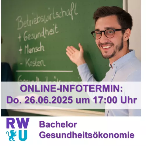Mann zeigt auf Tafel - Hinweis auf Online-Infoveranstaltung