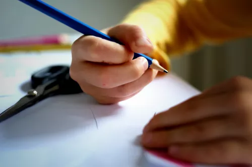 Kind schreibt in der Schule