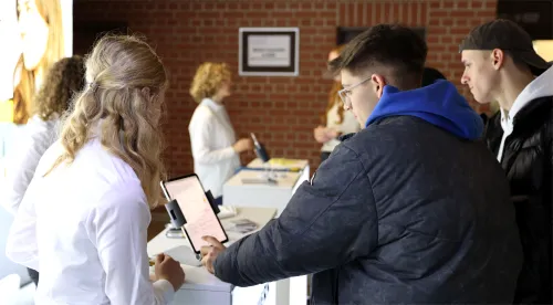 Studierende an Informationsständen
