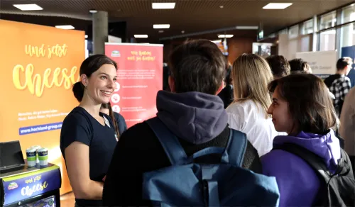 Gespräch zwischen Ausstellerin und Studierenden 