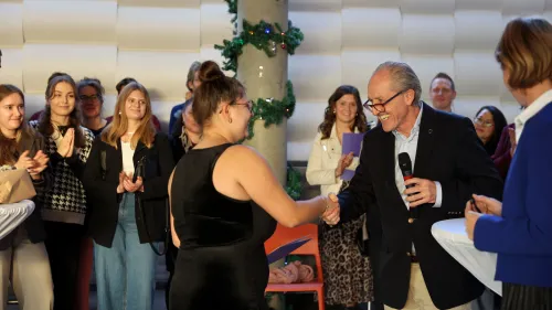 Absolventin gibt Prof. Dr. Axel Olaf Kern die Hand bei der Urkundenübergabe.