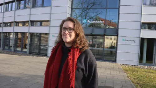 RWU-Energie-Umwelttechnik-Absolventin-Clara-Pineau-Fraunhofer-ISE-Freiburg