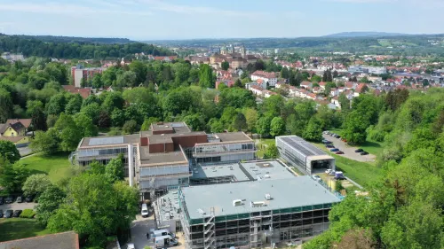 Drohnenaufnahme über dem RWU-Campus in Weingarten im Frühjahr