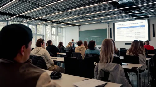 Erstsemester-Studierende im Hörsaal bei einer Einführungsveranstaltung eines spezifischen Studiengangs