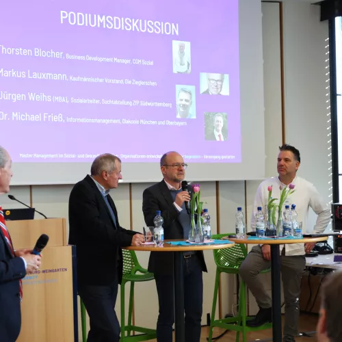 Podiumsdiskussion der Weiterdenkertagung 2025, 5 Männer mit Mikros