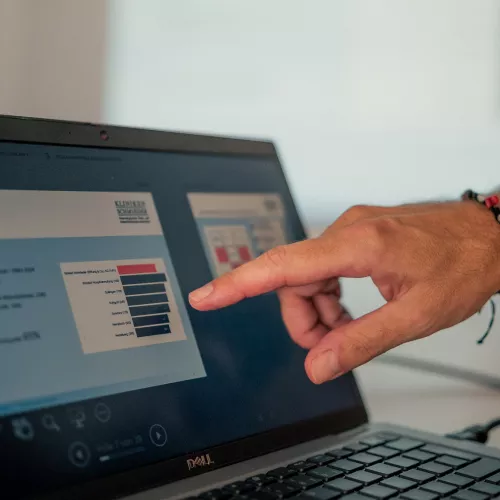 Finger zeigt auf LaptopBildschirm