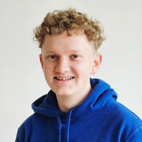 Student Elias Baier studiert Betriebswirtschaftslehre und Management an der RWU.
