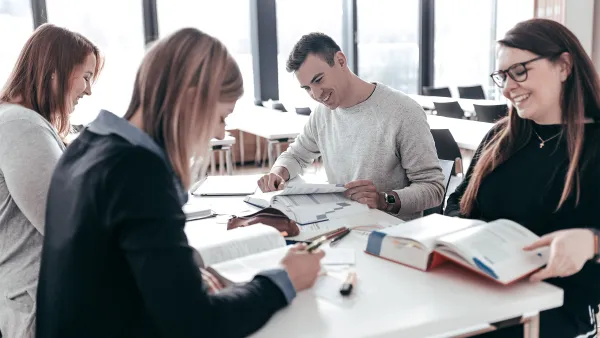 Studierende bei Gruppenarbeit.