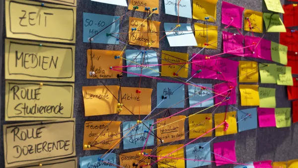 Bunte beschriebene Moderationskarten an einer Stellwand zur Qualitätswerkstatt 2019