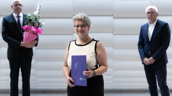 Hochschulrektor Professor Dr. Thomas Spägele (links) und Kanzler Henning  Rudewig (rechts) danken Professorin Dr. Theresia Simon (mitte) für ihre Arbeit an der Hochschule Ravensburg-Weingarten. 